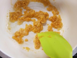 9、咸蛋黄焗南瓜,中火翻炒出泡沫。