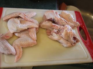 1、可乐辣味鸡翅,鸡翅分开两截，洗净拭干。