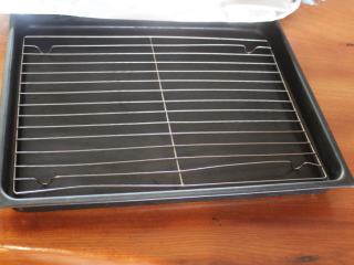 2、可乐辣味鸡翅,烤盘放上铁架。