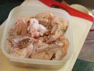 4、可乐辣味鸡翅,将鸡翅裹上橄榄油、盐、胡椒、酱油。酱油只是为了上色，不用很多。