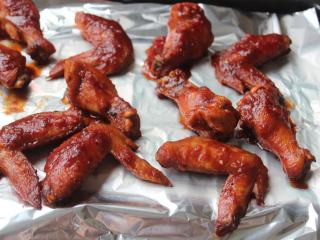 12、可乐辣味鸡翅,烤好出炉。