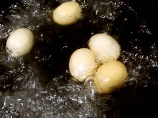 1、香卤茶叶蛋#有个故事#,鸡蛋用凉水煮熟。