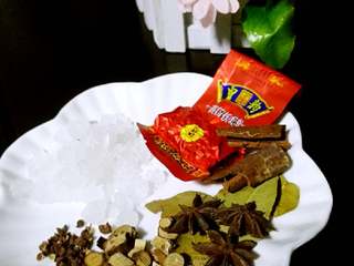 2、香卤茶叶蛋#有个故事#,准备好配料,卤料可以用纱布包下