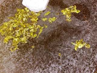 3、香卤茶叶蛋#有个故事#,汤锅中加入适量的清水放入茶叶和卤蛋料。