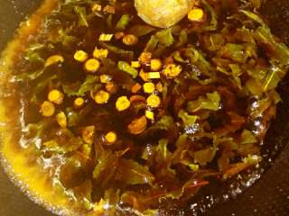 6、香卤茶叶蛋#有个故事#,大火煮开,小火煮上10分钟出香味。