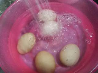 7、香卤茶叶蛋#有个故事#,煮好的鸡蛋过凉水