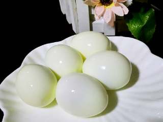 8、香卤茶叶蛋#有个故事#,剥去蛋壳