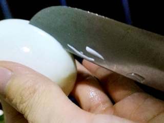 9、香卤茶叶蛋#有个故事#,然后再每个鸡蛋上面划上几道,不要划到底。