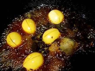 10、香卤茶叶蛋#有个故事#,把鸡蛋放入卤料汤中煮上15分钟