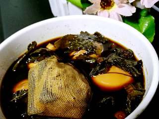 12、香卤茶叶蛋#有个故事#,加入适量的盐和鸡精调味, 然后关火盛起盖上焖2-3个小时,让鸡蛋入味在食用,也可以直接放锅里焖
