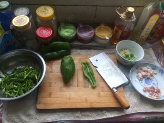 1、家庭厨房版香港炒面,首先，将柿子椒切丝，肉切片，切丁（可以用点好的五花肉或者肥牛），切葱蒜备用