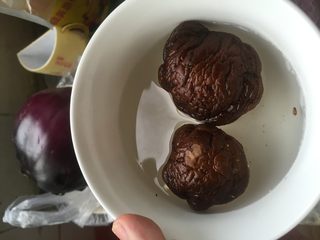 2、家庭厨房版香港炒面,香菇是必不可少的，这次用的我2015年冬天在自家阳台上晒的香菇，干香菇泡发，味道更浓