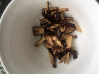 3、家庭厨房版香港炒面,香菇泡好，洗净切丝