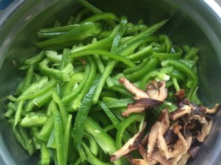 4、家庭厨房版香港炒面,切好的柿子椒和香菇