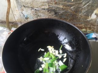 5、家庭厨房版香港炒面,锅内倒油烧热，先炒肉片，盛出肉片后，煸炒葱蒜，此时有了从五花肉或者肥牛里出来的猪油或牛油，味道更香