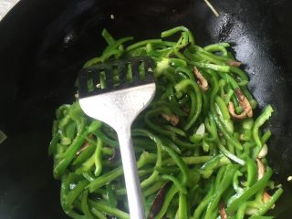 6、家庭厨房版香港炒面,加入切好的柿子椒和香菇，加盐和胡椒炒熟，我往里面加了点水闷了一下，让菜更软一些，这样做也更适合家中有牙口不好的老年人食用