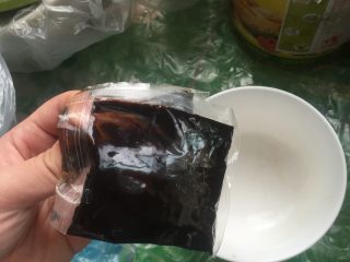 8、家庭厨房版香港炒面,将香港炒面面酱加水调匀（这词用的是成品酱汁，自己也可以根据个人口味进行配制，主要以蚝油，生抽，老抽为主）