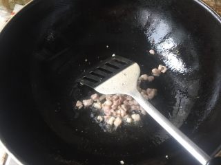 9、家庭厨房版香港炒面,锅内再次加油，煸炒肉丁