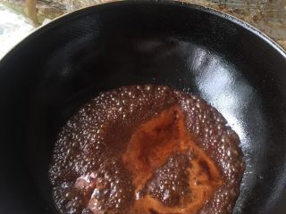 10、家庭厨房版香港炒面,加入炒面酱汁加一点水，烧开，盛出备用（肉酱做好了）