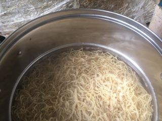 11、家庭厨房版香港炒面,锅内烧水，开始煮面条，这次用的是香港原装的半成品面条，工序也简单了很多