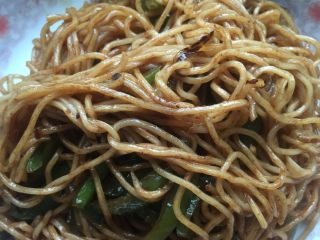 12、家庭厨房版香港炒面,将煮好的面条盛入炒好的配菜，加熬好的香港炒面肉酱拌匀