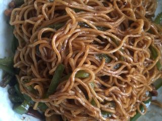 13、家庭厨房版香港炒面,可根据个人口味决定添加肉酱的多少，个人感觉，这个成色这样刚刚好