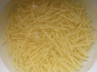 1、葱香培根土豆饼,土豆去皮擦丝，泡冷水里备用，去除淀粉。