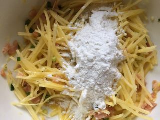 4、葱香培根土豆饼,混合均匀后加入面粉搅拌。