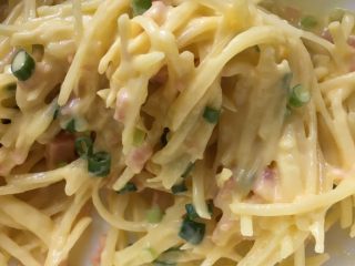 5、葱香培根土豆饼,呈黏糊状即可。