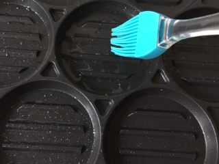 6、葱香培根土豆饼,锅子刷油，全程小火，平底锅一样用。