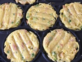 8、葱香培根土豆饼,煎至两面金黄就可以了。