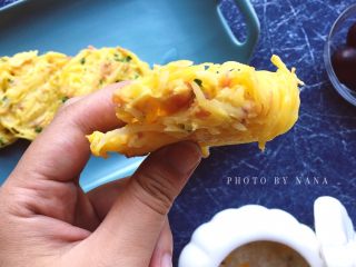 9、葱香培根土豆饼,美美的开吃。