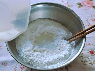 2、萌猴红糖汤圆,烧开水，把刚烧开的水分次倒进糯米粉用筷子调拌