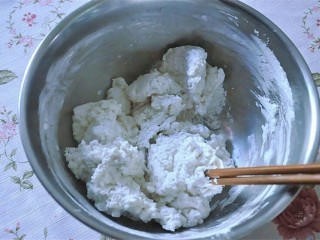 3、萌猴红糖汤圆,拌成絮状即可停止放水