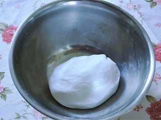 4、萌猴红糖汤圆,揉成光滑的面团