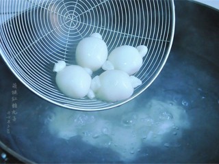9、萌猴红糖汤圆,烧开水，煮沸后放进汤圆，煮熟捞出