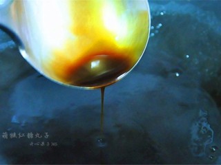 11、萌猴红糖汤圆,锅内加100克水煮沸，放进红糖煮化，然后倒入水淀粉搅匀煮开，成蘸料汁