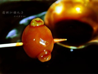 12、萌猴红糖汤圆,汤圆浇上蘸料汁