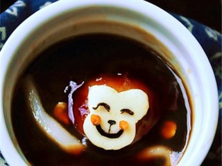 14、萌猴红糖汤圆,也可以放在杯子里，放上两长糯米条做猴子手臂，大功告成，美美的开吃吧!