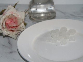 2、冬喝暖饮夏吃冰~冰糖雪梨柠檬饮,冰糖十几粒