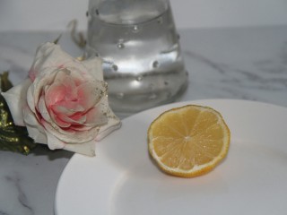 3、冬喝暖饮夏吃冰~冰糖雪梨柠檬饮,柠檬半个