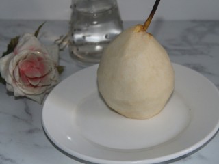 4、冬喝暖饮夏吃冰~冰糖雪梨柠檬饮,梨去皮