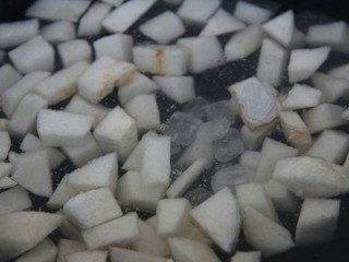 7、冬喝暖饮夏吃冰~冰糖雪梨柠檬饮,放入冰糖