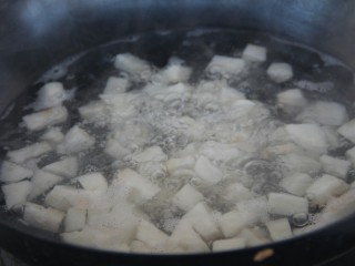 8、冬喝暖饮夏吃冰~冰糖雪梨柠檬饮,把水烧开