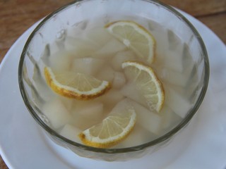 12、冬喝暖饮夏吃冰~冰糖雪梨柠檬饮,放入2片柠檬