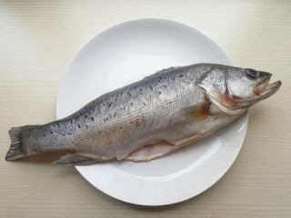1、【豉香红烧鱼】,将鱼去鳞,去鳃、去内脏清洗干净,再把鱼身上的水擦净