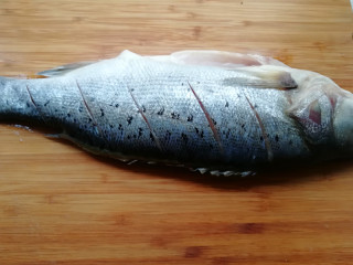 2、【豉香红烧鱼】,将鱼的两面脊背处,划几刀,不要划透