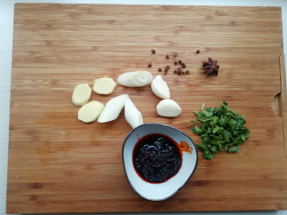 3、【豉香红烧鱼】,将大葱切段、姜切片、大蒜拍裂、香菜切小段