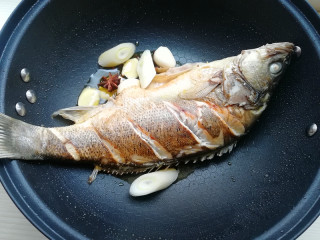 5、【豉香红烧鱼】,下入葱姜蒜,花椒、大料炒香