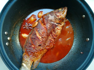 7、【豉香红烧鱼】,待烧制剩少许汤汁时,加入盐调味,开大火收汁,待汤汁变浓稠时,关火